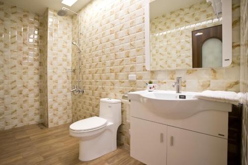 un bagno con un water bianco e un lavandino di Sinyuange B&B a Xinyuan