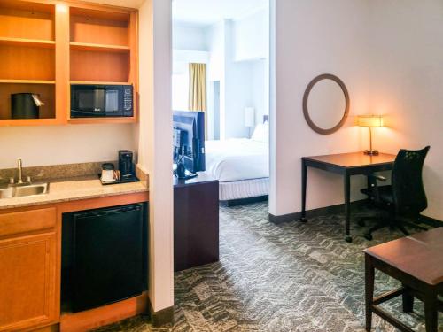 a hotel room with a kitchen and a bedroom at Comfort Suites Ardmore in Ardmore