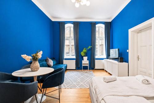 Cozy Apartment Near Metro and Shopping Street