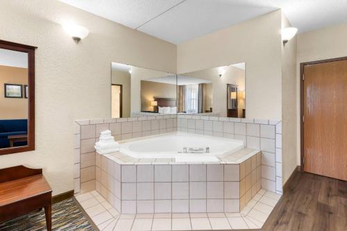 a large bathroom with a tub in a room at Comfort Inn & Suites Branson Meadows in Branson
