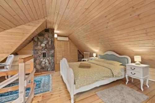 a bedroom with a bed and a wooden ceiling at Przystanek Zielnik in Łosie