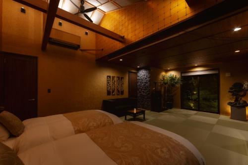a bedroom with two beds in a room at Hakone Kairai in Hakone