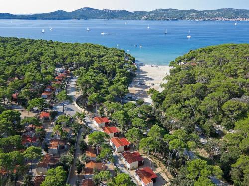 una vista aérea de una playa con casas y árboles en Baobab Mobile Homes en Biograd na Moru