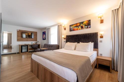 a hotel room with a bed and a desk at Business Life Hotel & SPA Bakırköy in Istanbul