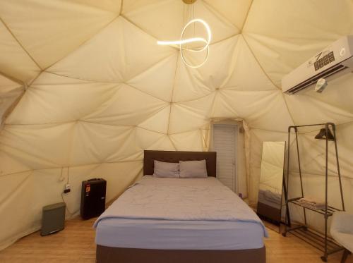 a bedroom with a bed in a tent at Himalaya 1 - Private Dome in Panjadakan