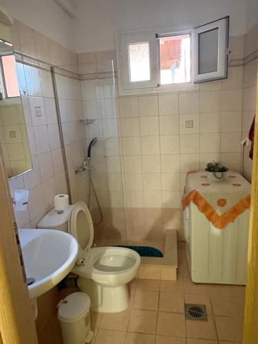 a bathroom with a toilet and a sink at Διαμερισμα στο Αιγιο in Aigio