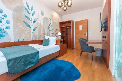 a hotel room with a bed and a desk at Hotel Stadt Wien in Bad Schallerbach