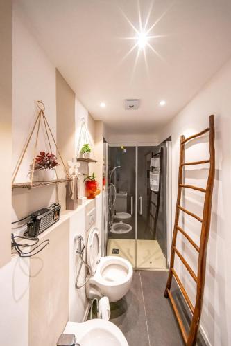 a bathroom with a toilet and a shower at Loft Elegante nel centro di Dozza, città d'Arte in Dozza