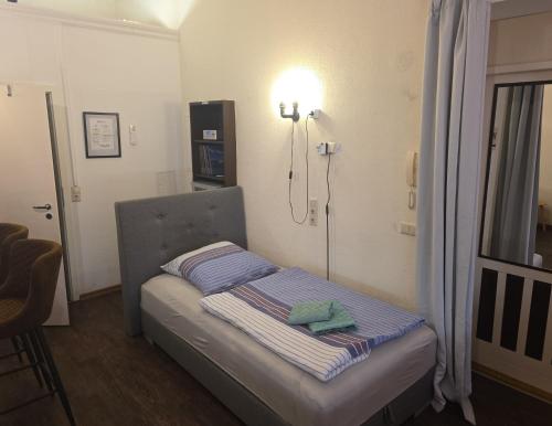 a small room with a bed and a shower at EG Ferien- und Monteurwohnung mit AC in Osterburg Siedlung