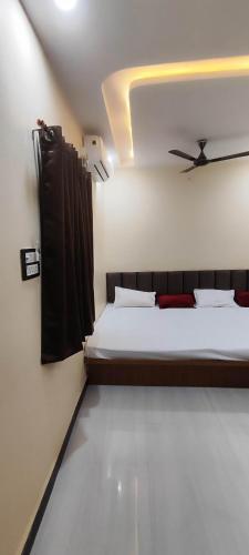 a bedroom with a bed and a ceiling at SHRI VIJAYVEER PALACE in Ujjain