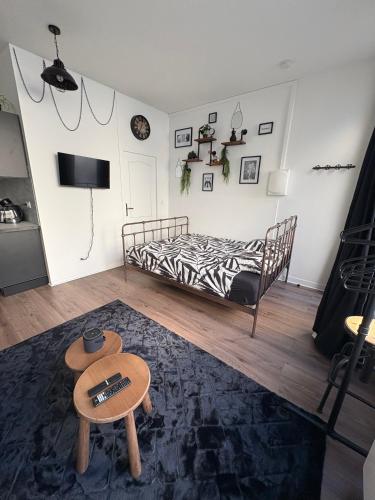 a living room with a bed and a table at Chill & Play in Casteljaloux