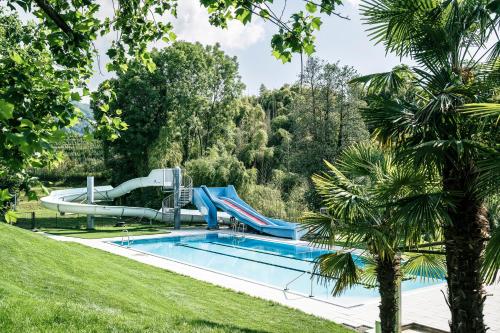 ein Schwimmbecken mit Rutsche und ein Wasserpark in der Unterkunft Paladina Hotel in Pura