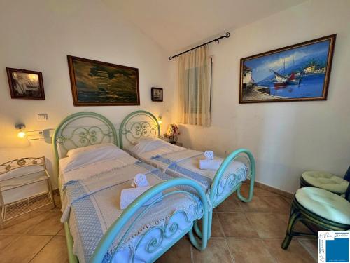 two twin beds in a room with at villa Clémentine - 3 chambres in Lecci