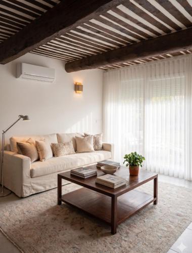a living room with a couch and a coffee table at Maison à Vedène avec piscine privée in Vedène