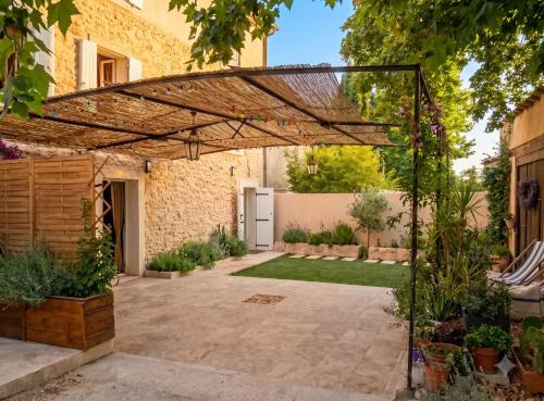 a pergola in the backyard of a house at Maison à Vedène avec piscine privée in Vedène