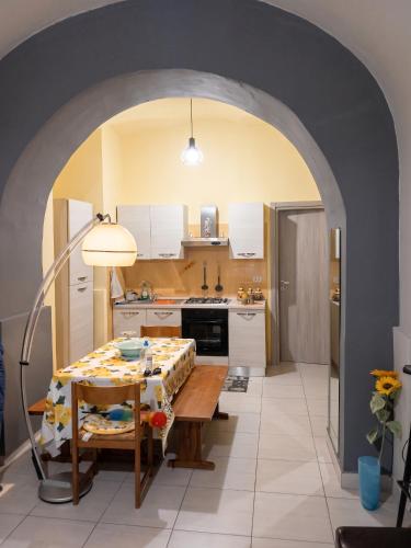 a kitchen with an archway with a table in it at Modern Studio in Catania with Air Conditioning in Catania