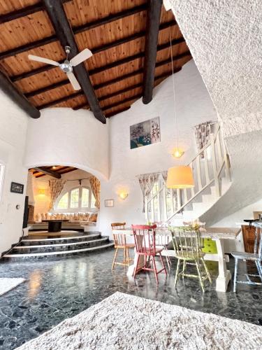 Villa charmante à Porto-Vecchio avec vue sur la montagne.