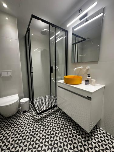 ein Badezimmer mit Dusche, Waschbecken und Toilette in der Unterkunft Aetheria resort in Samothráki