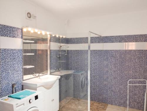 a bathroom with a sink and a shower at Appartement moderne avec vue mer à Bouillante, 50 m² in Bouillante