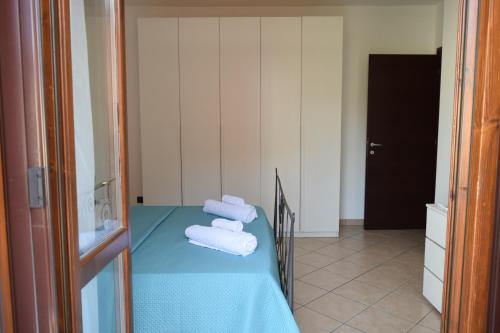 a room with a bed with towels on it at Il rifugio magico in Valmontone