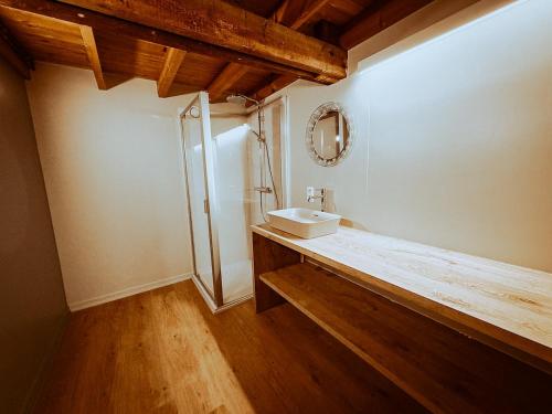 a bathroom with a sink and a mirror at Tussen Muur en Markt in Ieper