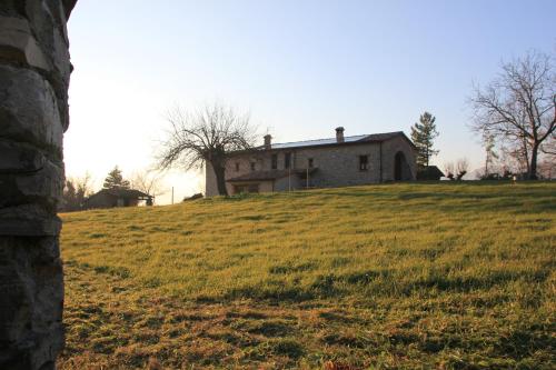 a house sitting on top of a grassy hill at Il Gelso Room&breakfast in Pennabilli