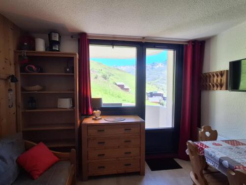 Studio rénové au pied des pistes avec balcon - FR-1-344-933