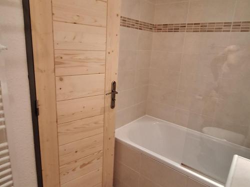 Studio rénové au pied des pistes avec balcon - FR-1-344-933