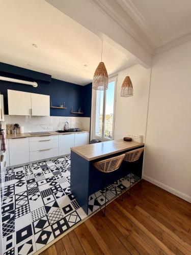 a kitchen with a black and white tile floor at Le Robespierre #Reims in Reims