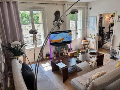 Shared private Appart for up to 2 male traveler under 30s and 2 flatmates résidents