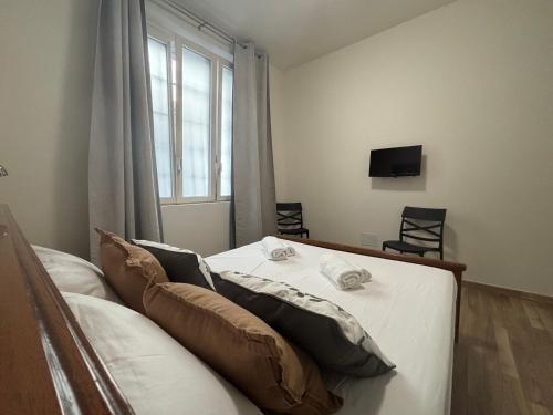 a bedroom with a bed and a window at Residenza Vignoli Seregno Centro in Seregno