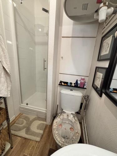Shared private Appart for up to 2 male traveler under 30s and 2 flatmates résidents