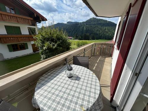 a table on the balcony of a house at Alpenrösle Ferienwohnungen - Berge - Ruhe - Traumaussicht 1-, 2- und 3-Raum-Wohnungen, Panoramasauna in Balderschwang