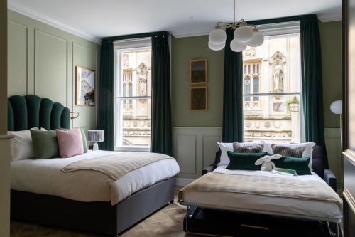 a bedroom with two beds and a window at Hort's Townhouse in Bristol