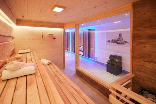 a room with a sauna with a fish tank at Luxus Suite mit Whirlpool im Hotel Rupertihof in Ainring