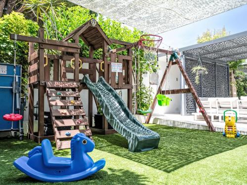 Holiday Home In der Nähe des Strandes- beheiztes Schwimmbad- Spielraum- Spielzimmer- etc by Interhome