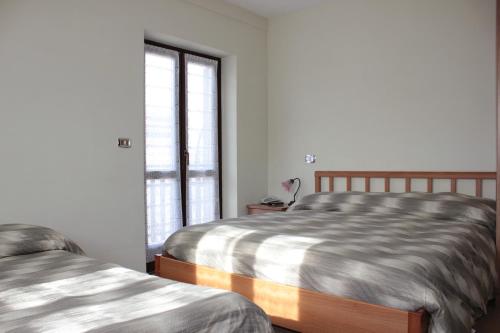 1 Schlafzimmer mit 2 Betten und einem Fenster in der Unterkunft Hotel Cenzo in Ovindoli