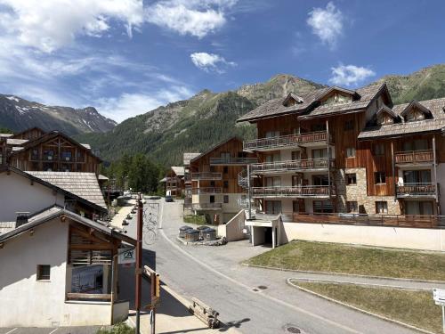 Duplex skis aux pieds pour 8, avec piscine, Les Orres 1800 - FR-1-322-533