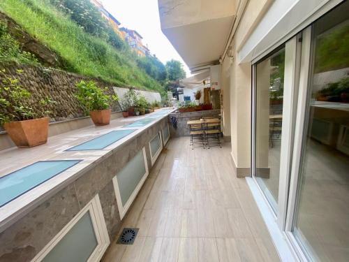 Piso con terraza junto a la playa