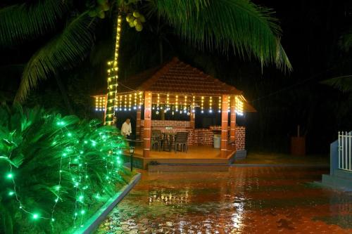un cenador con luces navideñas en Silver Sands Malpe Beach Villa, en Udupi