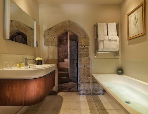 Vannas istaba naktsmītnē Amberley Castle- A Relais & Chateaux Hotel