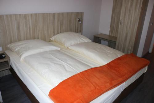 Una cama o camas en una habitación de Hotel Paris