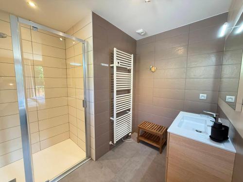 Appartement lumineux, chalet rénové, centre Les Gets, 6 pers, proche pistes, parking