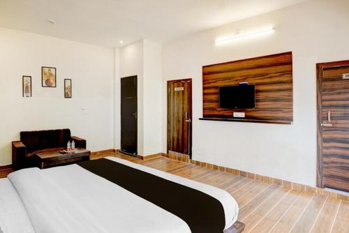 a bedroom with a bed and a tv on the wall at HoTEL KAMAL VINTAGE in Kāthgodām