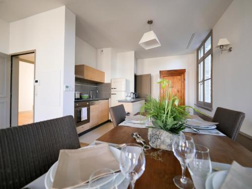 a kitchen and dining room with a table and chairs at Résidence de Tourisme Central Parc Tours in Tours