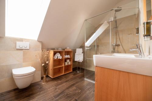a bathroom with a sink and a toilet at Frühstückspension Kleinschuster in Burgau