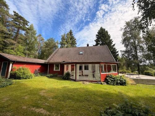 a house with a red house with a yard at Landhaus Måsberget in Kristinehamn