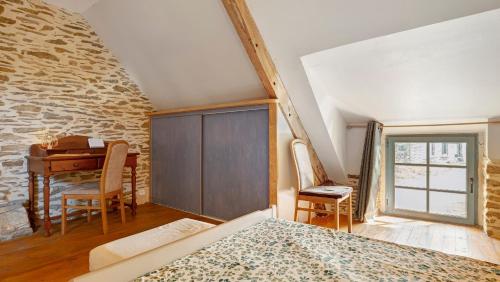 a bedroom with a wooden cabinet and a table and a piano at Gite champêtre in Tréal
