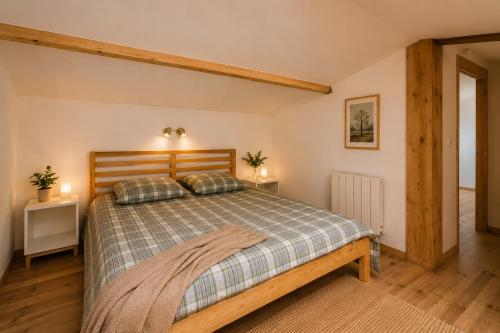 a bedroom with a bed with two pillows on it at La Cabane Loft cosy au cœur de Libourne à deux pas de la gare et proche Saint-Emilion in Libourne