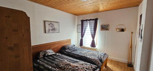 a bedroom with a bed and a window at Gite L'évasion à Cheneux Stoumont in Stoumont